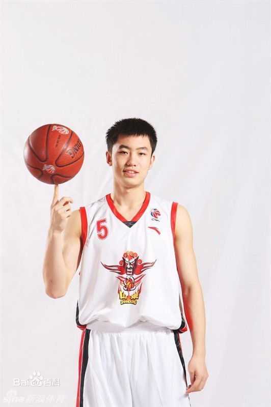 睢冉标志性防守动作，他正张开双臂紧贴防守对手核心后卫