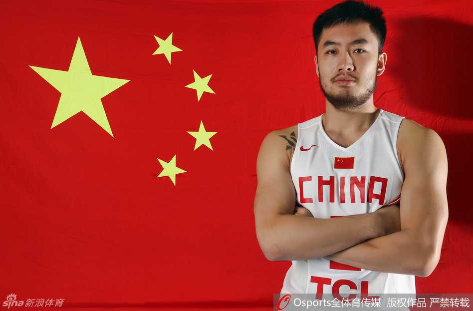 少年睢冉在王非篮球学校训练时旧照，眼神稚嫩却透着拼劲