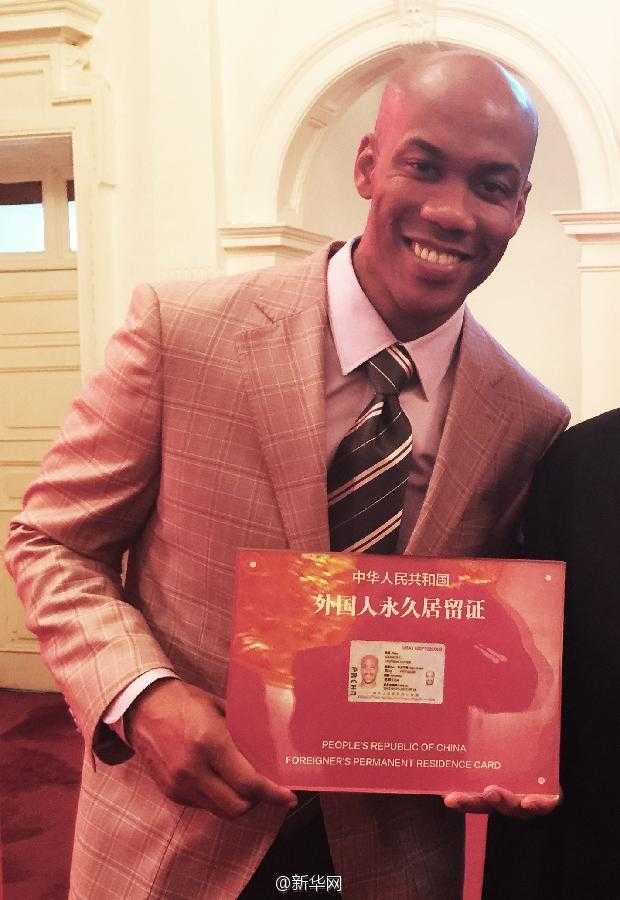 北京工人体育场的看台上，马布里身穿绿色国安队服，随着数万球迷一起站立振臂高呼，脸上涂着油彩，完全沉浸在这场足球盛宴中