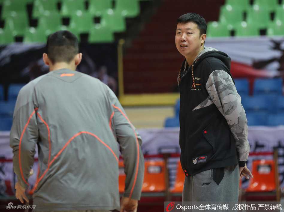 想起自己辉煌的球员时代，王治郅脸上虽仍严肃，但眼神中流露出对往昔峥嵘岁月的回忆与怀念。