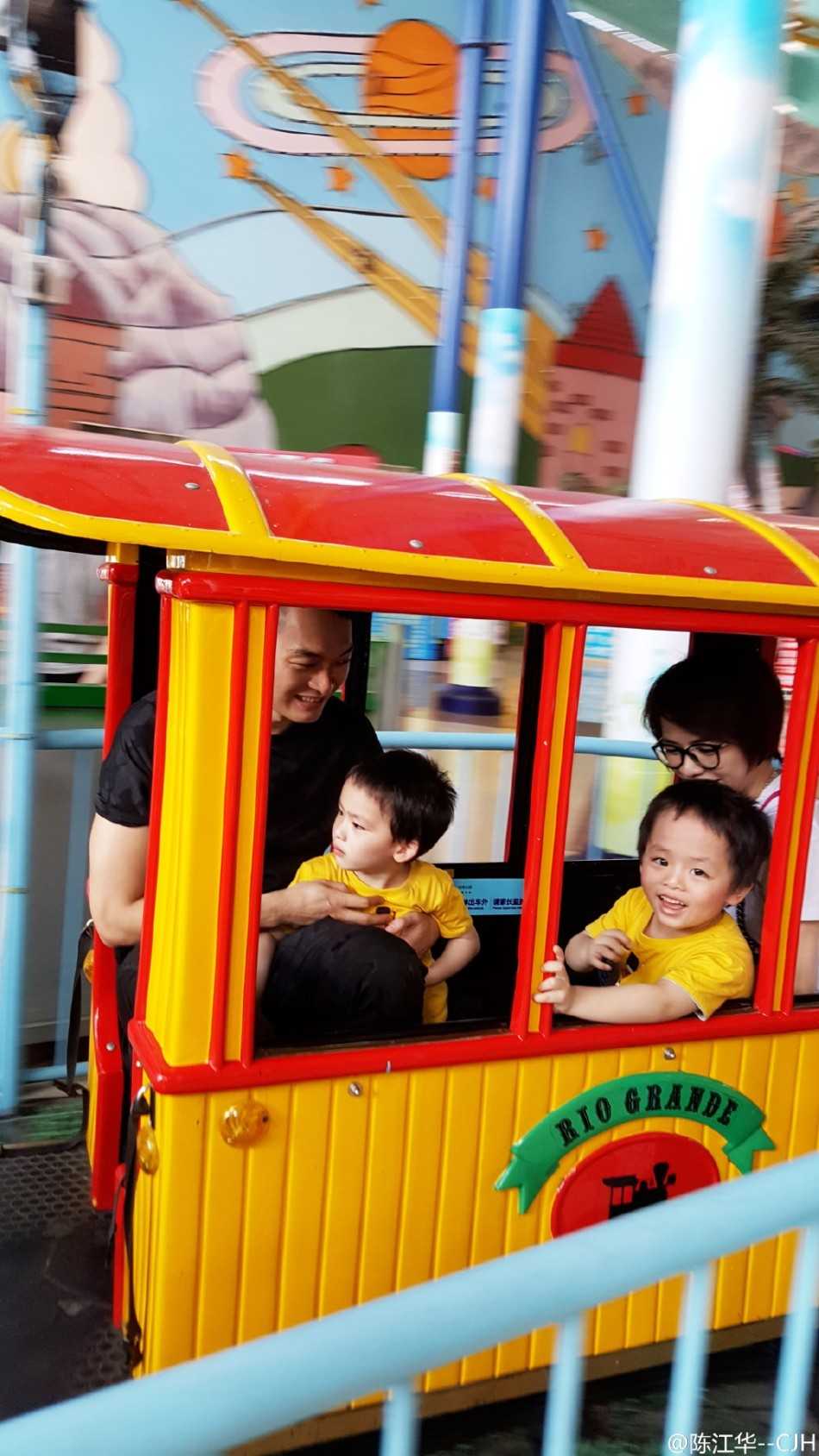 陈江华温柔地亲吻着小儿子肉嘟嘟的脸颊，小家伙被爸爸的胡茬逗得咧嘴大笑，一旁的哥哥也凑过来，一家人的幸福氛围几乎要溢出屏幕。