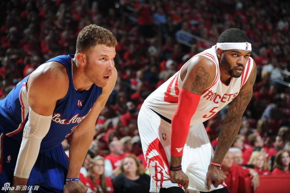 约什·史密斯身穿四川男篮白色战袍，在CBA赛场上持球进攻，他的篮球之旅还在继续。