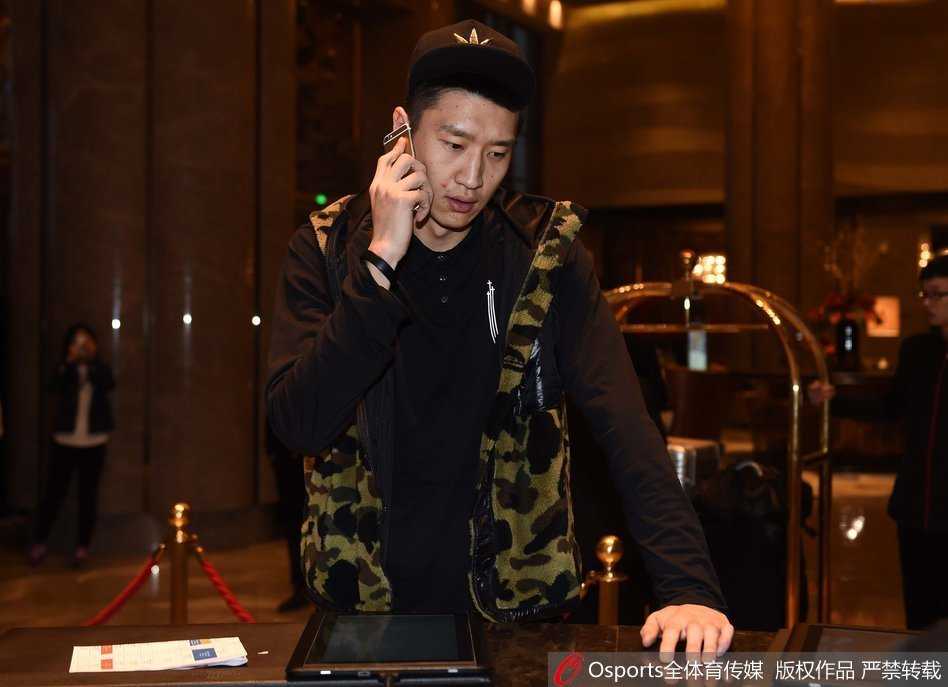 孙悦与爱妻陈露甜蜜合体亮相，陈露一袭优雅白衣清新脱俗，宛如偶像剧主角登场，瞬间谋杀无数菲林