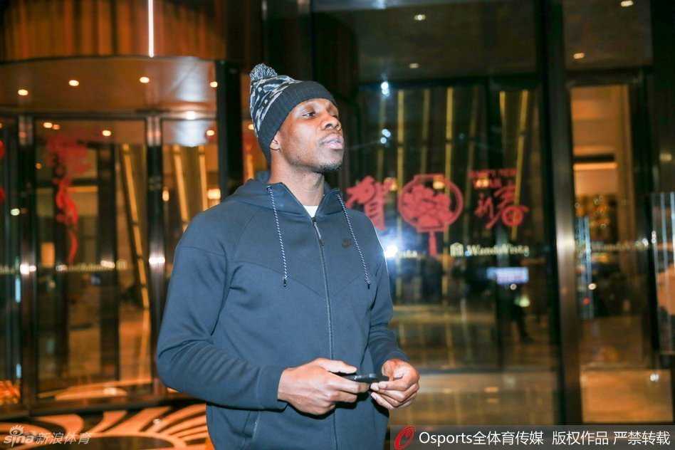 CBA外援MVP哈德森潮装亮相，头戴耳机推着满满行李车大步流星，脸上洋溢自信笑容，对即将开始的全明星之旅充满期待