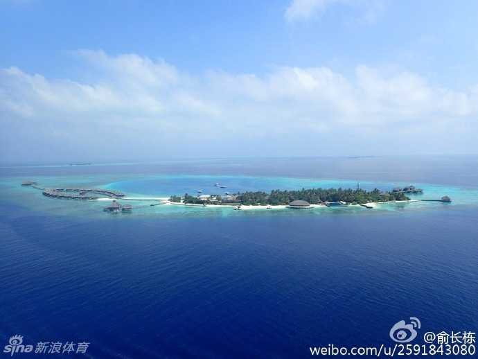 俞长栋马尔代夫享柔情时光,铁汉冠军背后的爱与感恩 俞长栋与妻子在马尔代夫的海边甜蜜相依,身后的夕阳将两人的身影拉长,他脸上洋溢着幸福满足的微笑,画面温馨如画。