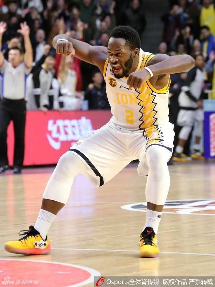 兄弟并肩跃上篮球狂热心跳季,笑泪交织写就不朽情义 哈德森高高跃起出手三分,篮球在空中划出优美弧线,对手只能望球兴叹