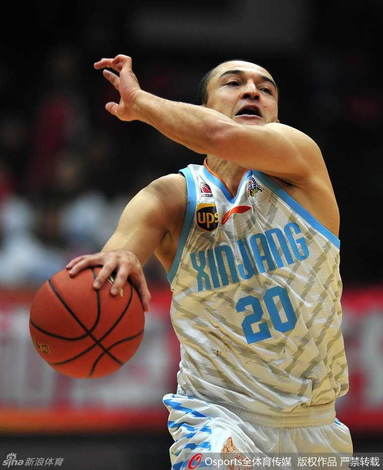 兄弟并肩跃上篮球狂热心跳季,笑泪交织写就不朽情义 球员做出夸张的防守动作,表情专注又带点滑稽,让人忍俊不禁