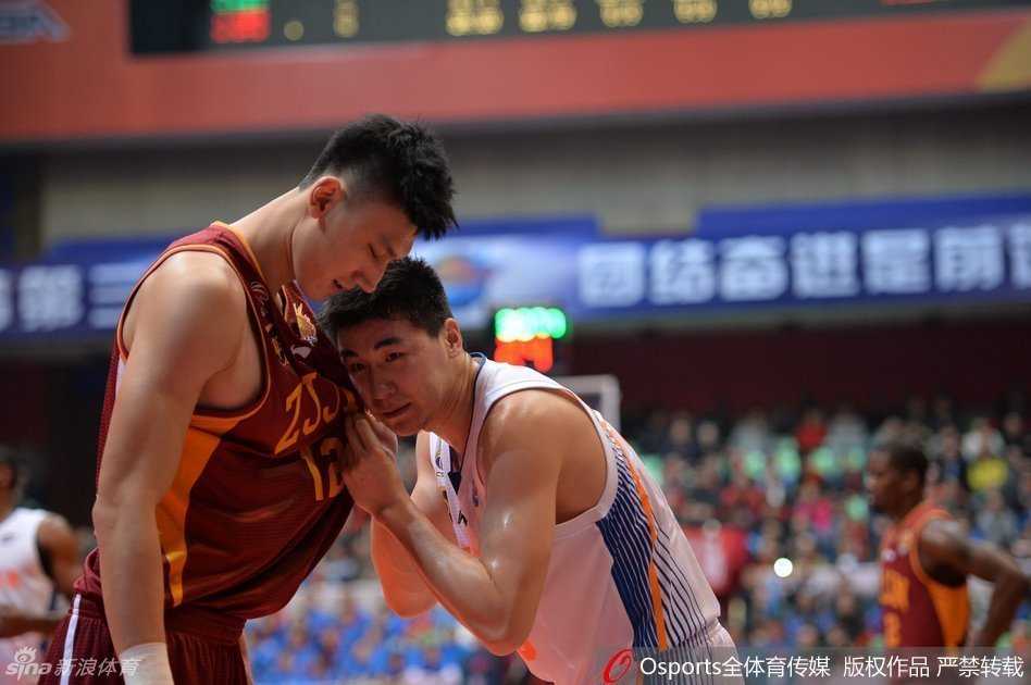 兄弟并肩跃上篮球狂热心跳季,笑泪交织写就不朽情义 赢球后,几名球员紧紧相拥,脸上洋溢着胜利的喜悦和兄弟般的真挚情感