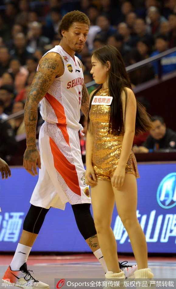 兄弟并肩跃上篮球狂热心跳季,笑泪交织写就不朽情义 帕戈在球场上眼神锐利如鹰,嘴角挂着自信的微笑,仿佛在告诉队友一切尽在掌握