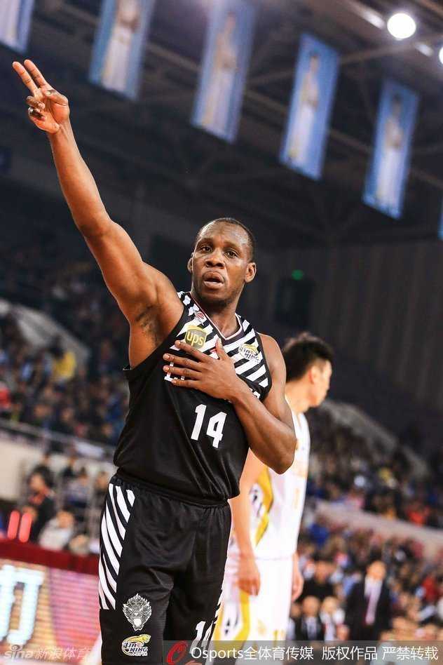 兄弟并肩跃上篮球狂热心跳季,笑泪交织写就不朽情义 错失关键球后,球员落寞地低头走下场,汗水滑落脸颊,背影写满不甘