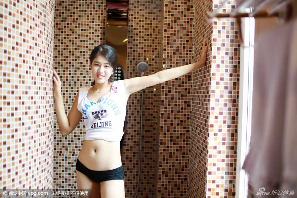 光影之间:首钢篮球宝贝的力与美之歌 镜头拉近,宝贝凝视着镜中自己,清澈的眼眸里带着对未来的憧憬与笃定,身后的环境虚化成温柔的光斑,衬托出她此刻的专注与内心力量。