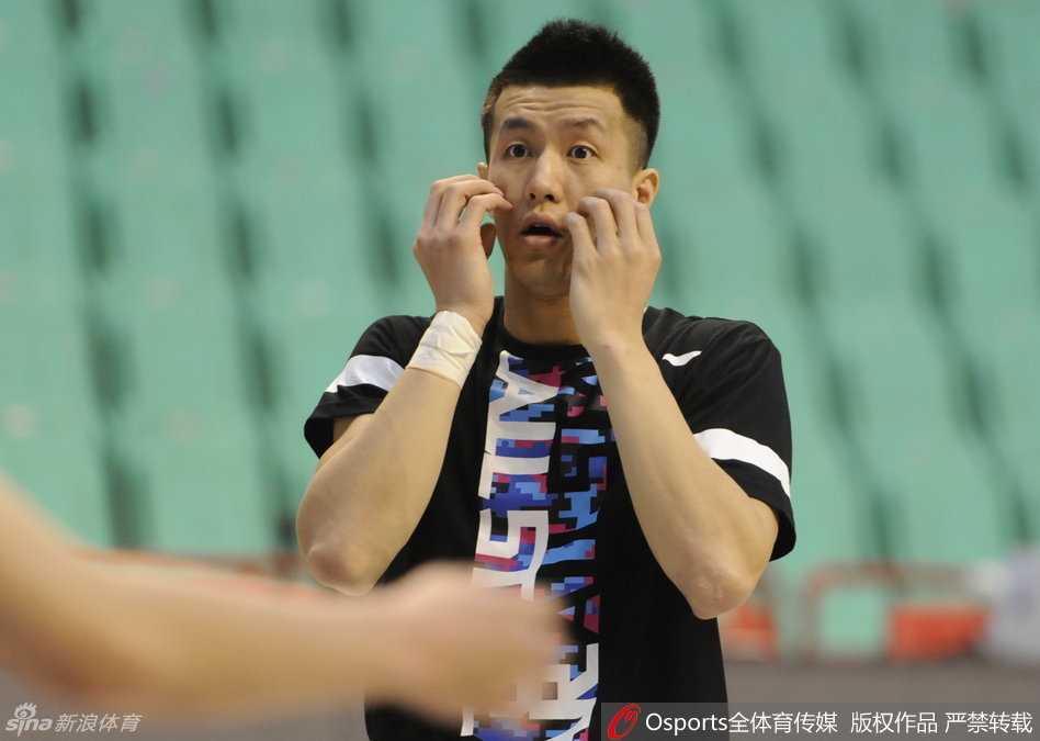 光影忆辽篮:二零一六那些激情瞬间与温情面孔 队长杨鸣在比赛间隙执行一次关键的投篮练习,身姿挺拔,动作舒展,举手投足间散发着与生俱来的领袖气质。