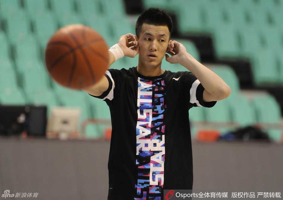 光影忆辽篮:二零一六那些激情瞬间与温情面孔 年轻的高诗岩在底角出手投篮,眼神中充满自信与果敢;不远处的丛明晨正全神贯注地观察着场上形势。