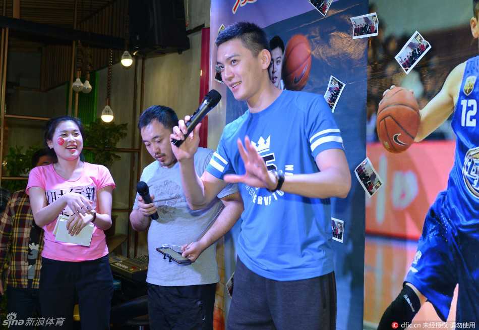 光影见证:杨鸣与粉丝的夏日之约,自拍定格“第一帅”的温情瞬间 签售台前,杨鸣低头为一名小球迷手中的篮球签名,他的侧脸线条柔和,眼神里满是耐心与爱护,尽管周围人声鼎沸,他的世界此刻只为满足这个孩子的心愿而静止。