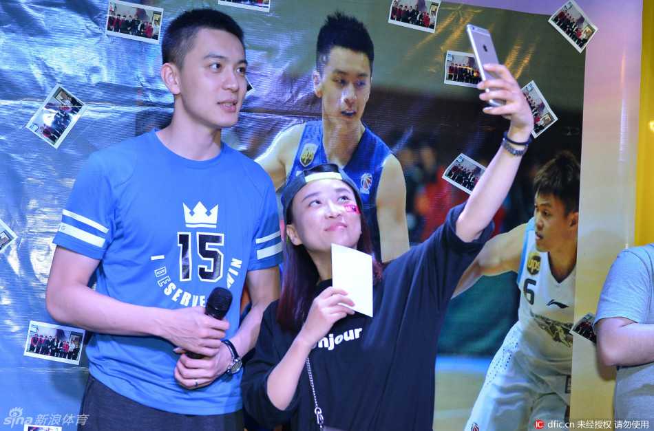 光影见证:杨鸣与粉丝的夏日之约,自拍定格“第一帅”的温情瞬间 在精心布置的签名海报墙前,杨鸣手执球迷递上的珍贵照片,眼神专注而温柔,正准备签下自己的名字,将这瞬间的相逢化作粉丝永恒的珍藏。
