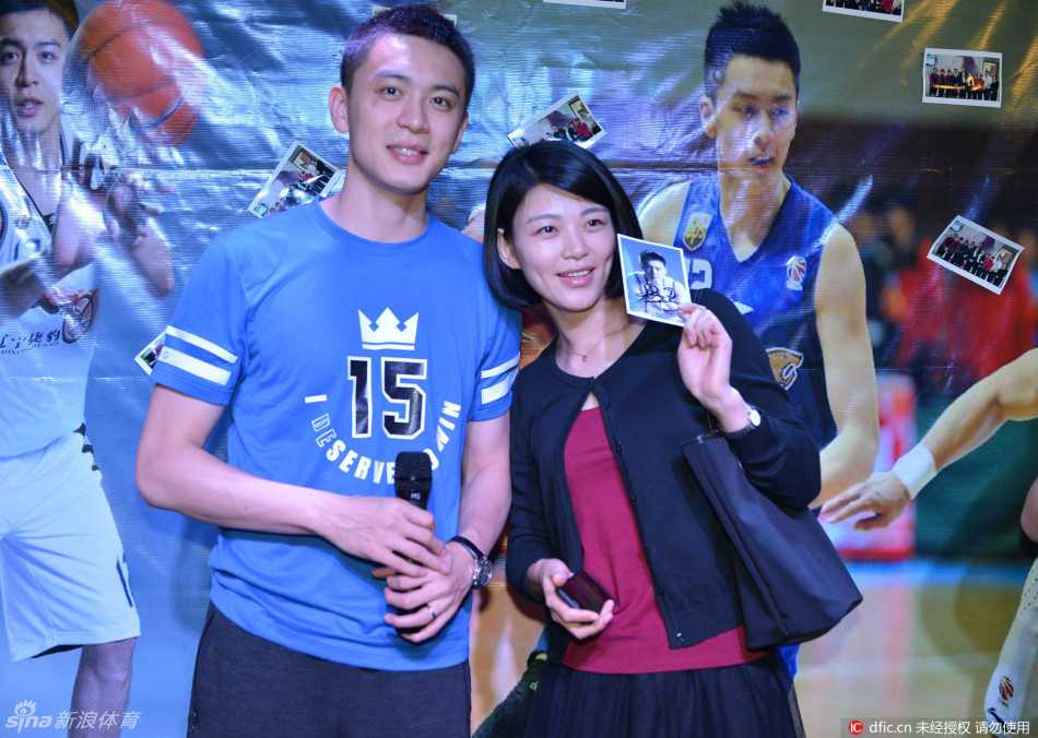 光影见证:杨鸣与粉丝的夏日之约,自拍定格“第一帅”的温情瞬间 身着简约蓝色T恤的杨鸣,正微微俯身与身边笑容灿烂的女粉丝一同看向镜头,画面定格在他那标志性的俊朗侧颜与亲切互动上。