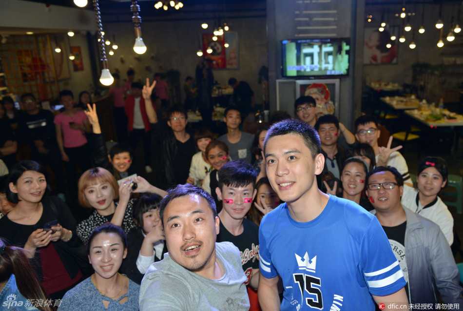 光影见证:杨鸣与粉丝的夏日之约,自拍定格“第一帅”的温情瞬间 杨鸣被几位激动的女粉丝簇拥在中间,他面带标志性的温暖微笑,比出胜利的手势,大家紧紧靠在一起,对着手机镜头留下了一张充满欢乐气息的大合影。