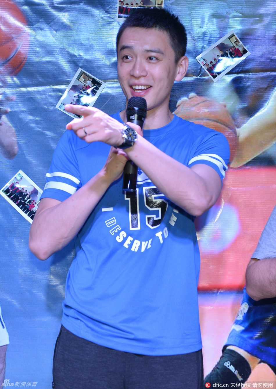 光影见证:杨鸣与粉丝的夏日之约,自拍定格“第一帅”的温情瞬间 活动中,杨鸣手拿话筒侃侃而谈,眉宇间神采飞扬,表情生动自然,仿佛正与在场的每一位朋友分享着内心最真实的故事,尽显成熟男人的魅力与从容。