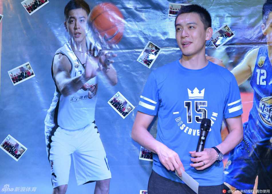 光影见证:杨鸣与粉丝的夏日之约,自拍定格“第一帅”的温情瞬间 杨鸣帅气地单手插兜,正与一位年长的忠实球迷握手交谈,他的身体微微前倾,以示尊重,面容上带着谦逊而温暖的笑意,毫无明星架子。