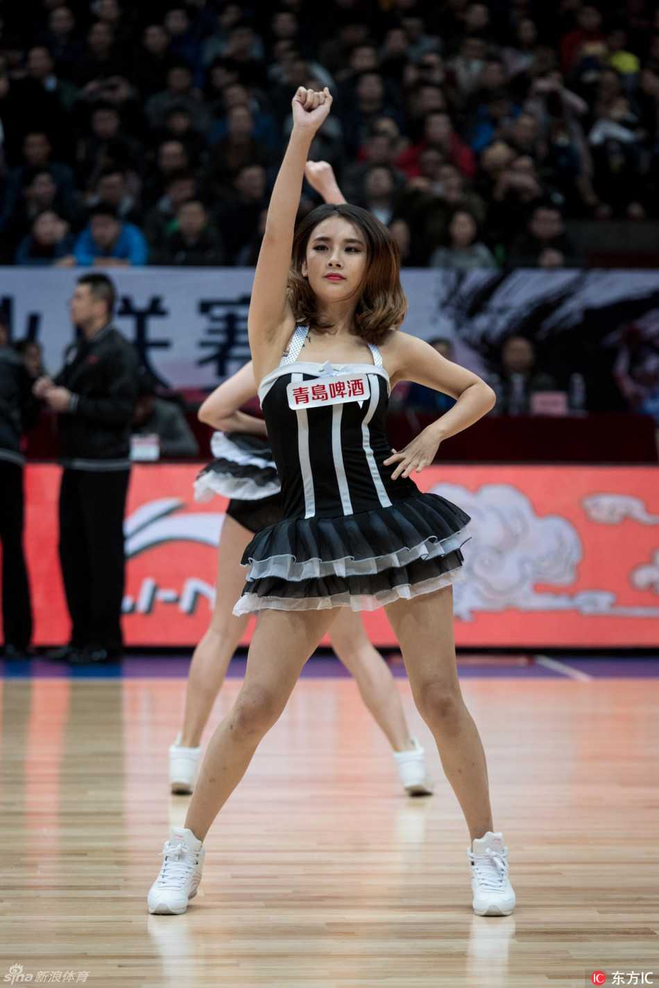 光影跃动:从暖场配角到赛场主角的篮球宝贝 在柔和的光影中,她侧身回眸,长发如瀑般垂落,勾勒出优美的身体曲线,散发出迷人的性感与健康之美。