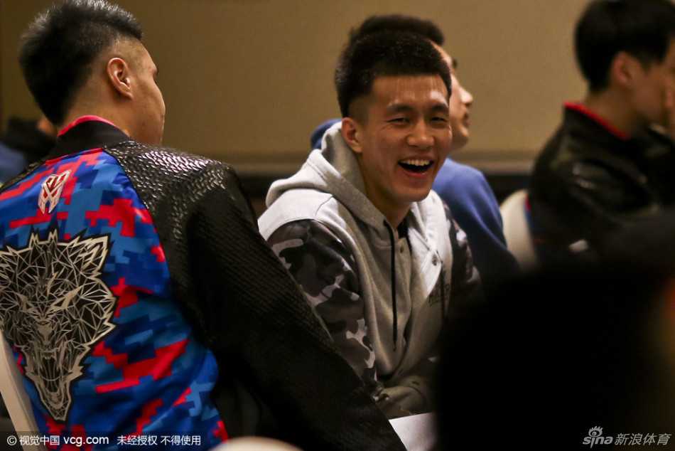 重返故地的李春江指导，看着昔日爱徒，眉眼间全是藏不住的笑意。