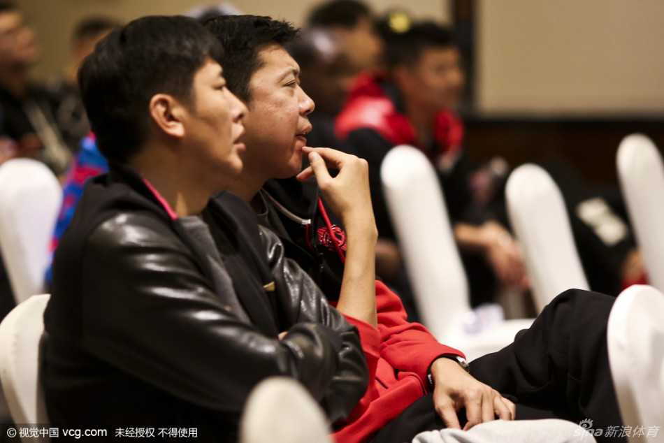 镜头前的刘晓宇帅气逼人，挺拔的身姿和精致的五官，引得现场快门声不断。