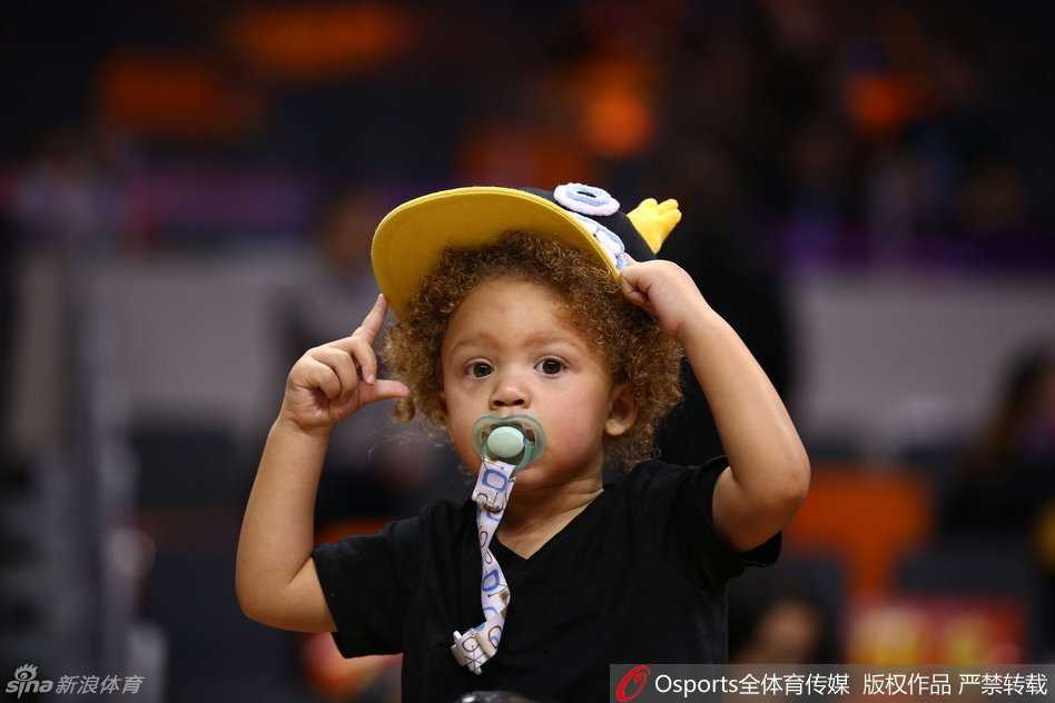 全明星周末东莞绽放 比斯利铁汉柔情携子萌翻全场 比斯利怀抱含着奶嘴的爱子现身球员通道,小家伙脸蛋肉嘟嘟十分可爱,瞪着好奇的大眼睛四处张望,比斯利则一脸宠溺,硬汉形象瞬间融化。