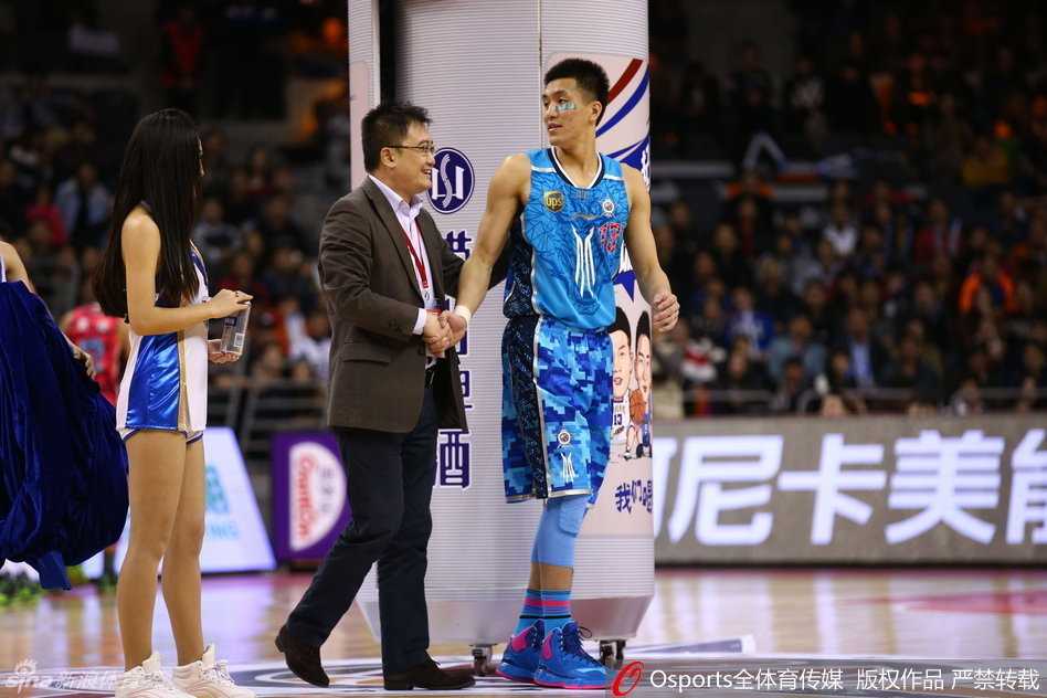 全明星惊现魔术时刻,郭艾伦“钻进”啤酒罐引爆全场 成功完成魔术亮相后,郭艾伦站在巨大的啤酒罐旁,挥手致意,脸上写满了兴奋与不可思议。