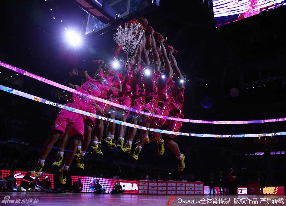 广厦新星孙铭徽像一颗出膛的炮弹，在空中完成了一个潇洒的转身，双手反扣彰显了他惊人的腰腹力量和柔韧性，证明小个子也能统治天空。