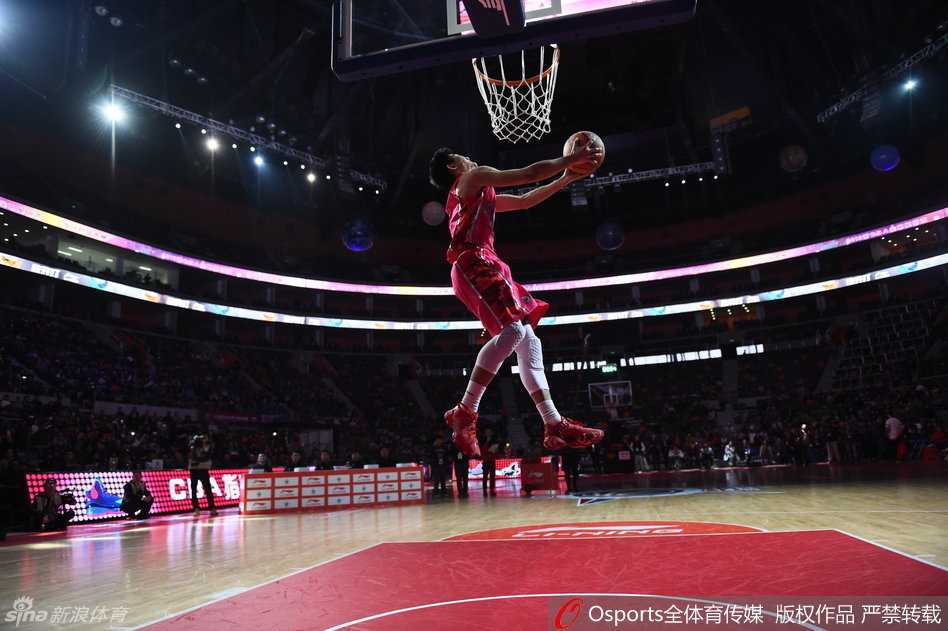 江苏队侯逸凡在天空中滑翔而过，如同飞人一般将球稳稳送入篮筐，他的身姿轻盈，展现了出色的滞空能力和舒展的扣篮美感。