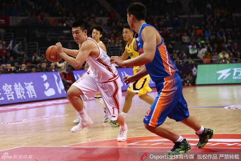 付豪面对北区多名防守悍将的围剿，毫无惧色地持球强行突破，肌肉碰撞的声音仿佛穿透了屏幕。