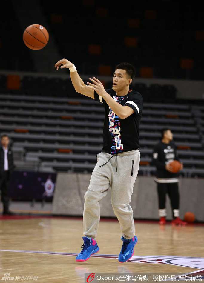 训练场上气氛轻松，辽宁队的哈德森与山东队的比斯利进行战术交流，两位强力外援正在探讨配合。