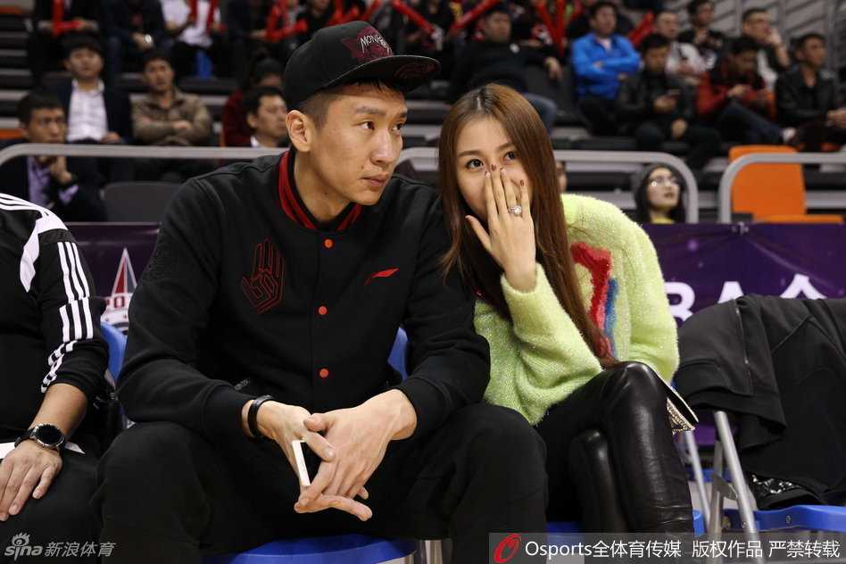 看到大屏幕上自己和丈夫的身影，身着时尚装扮的陈露先是一愣，随即被丈夫孙悦的幽默逗笑，她掩面而笑的模样被镜头捕捉，眼神中满是藏不住的甜蜜与惊喜。