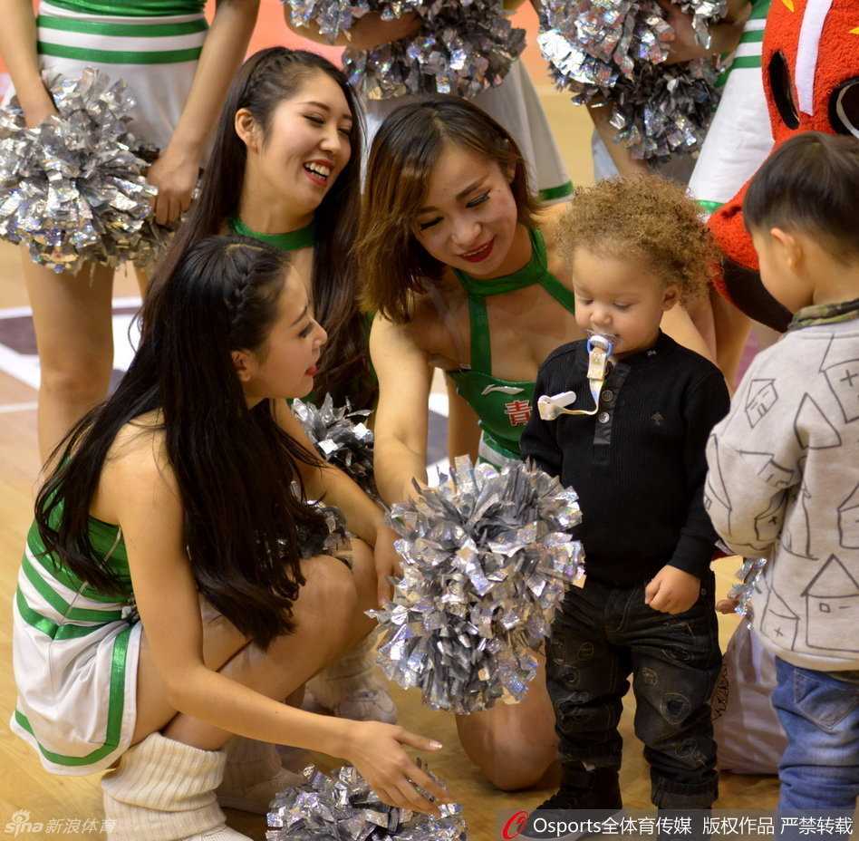 啃完了左手换右手，小家伙似乎对全明星周末的‘热闹’免疫，一心沉浸在自己的世界里，这旁若无人的淡定模样实在惹人喜爱。