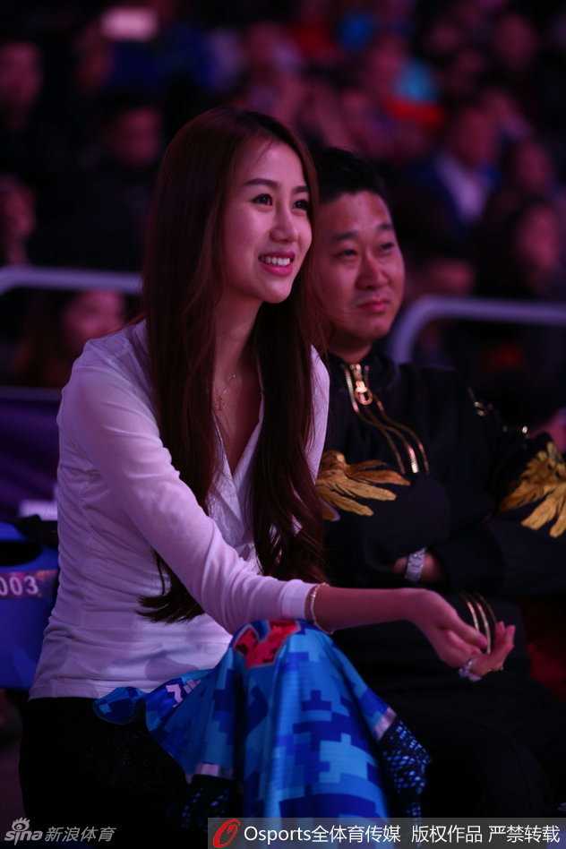 看台上的陈露双手合十，紧闭双眼默默祈祷，那份虔诚的模样仿佛在向神明许愿，只为赛场上的丈夫能投中每一个关键球。
