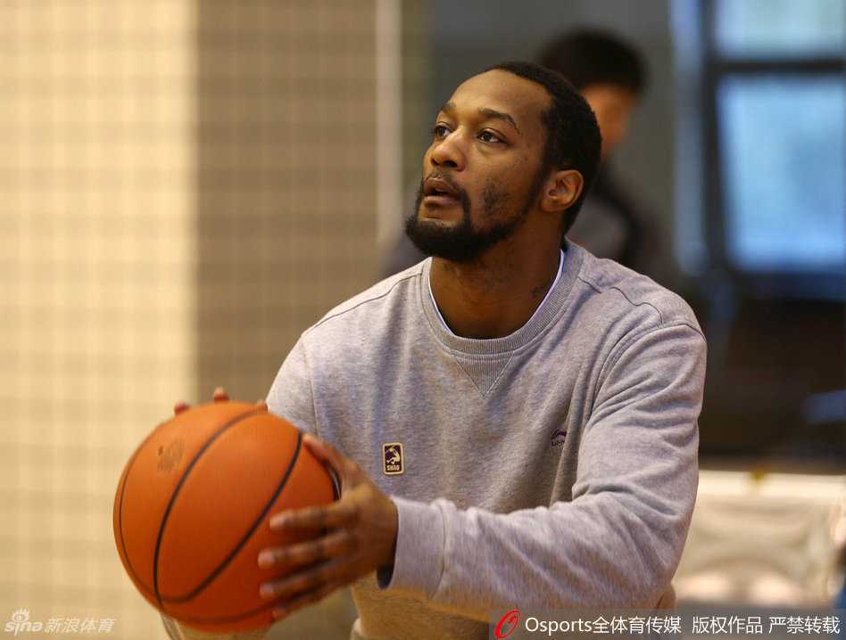 年轻前锋高尚持球突破，眼神坚决，渴望在季后赛证明自己，成为球队的奇兵