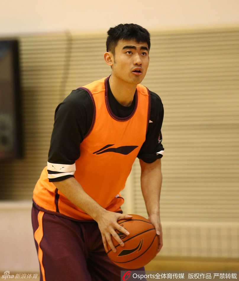 老将朱芳雨在训练中出手稳健，作为球队的历史得分王，他的经验是球队宝贵的财富