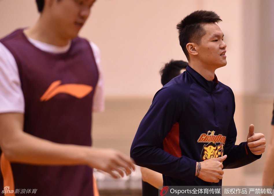 八冠王秣马厉兵,镜头下的华南虎冬训备战纪实 老将王仕鹏正在进行运球突破练习,汗水浸透了他的球衣,虽然已进入职业生涯后期,但他每一次变向、每一次投篮依然全力以赴。