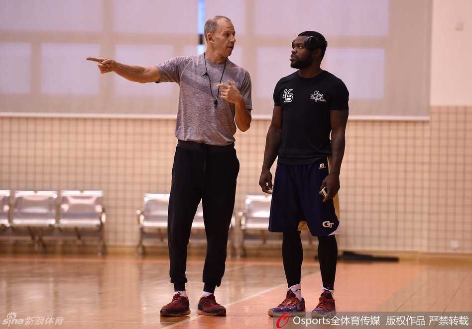 八冠王秣马厉兵,镜头下的华南虎冬训备战纪实 广东男篮全队在训练馆中央排开阵型,正整齐划一地做着热身操,虽然只是赛前准备活动,却透露出职业球队的纪律与严谨。