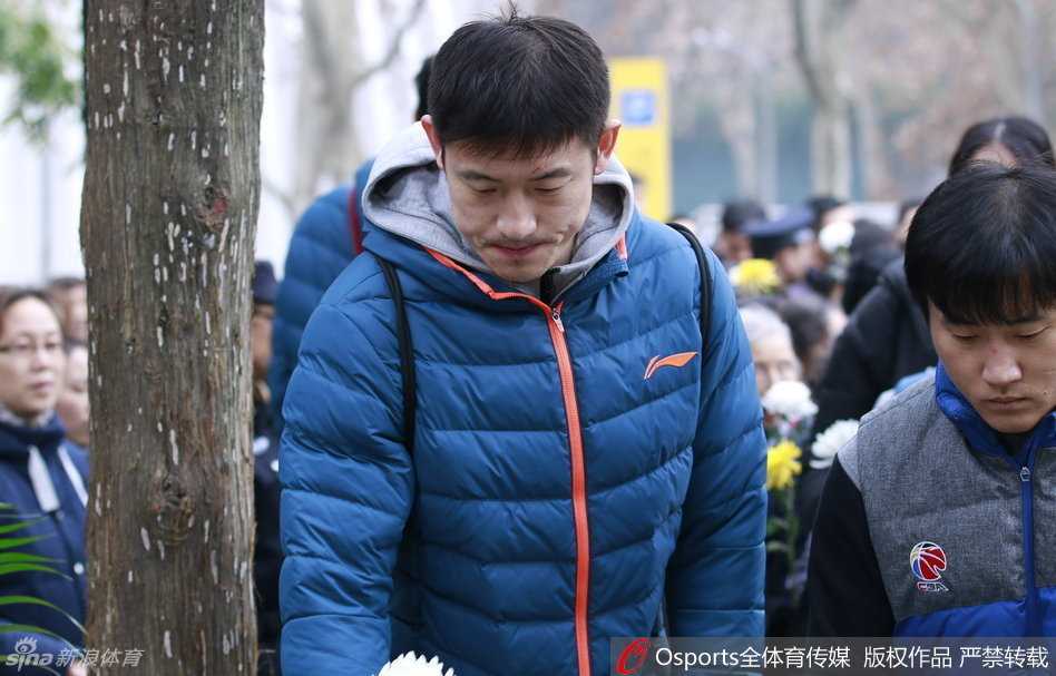 外援奥登与布鲁克斯主动加入到哀悼行列，他们手持素菊，表情虽然有些茫然却格外真诚，高大的身影在低垂的哀思中显得异常谦卑。