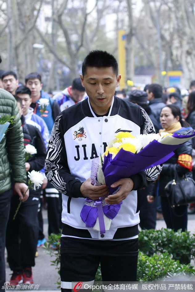 结束了悼念仪式后，队员们重新踏上熟悉的木地板，神情逐渐舒展开来，有人在整理球衣，有人在投球热身，准备将哀思转化为赛场上的斗志。