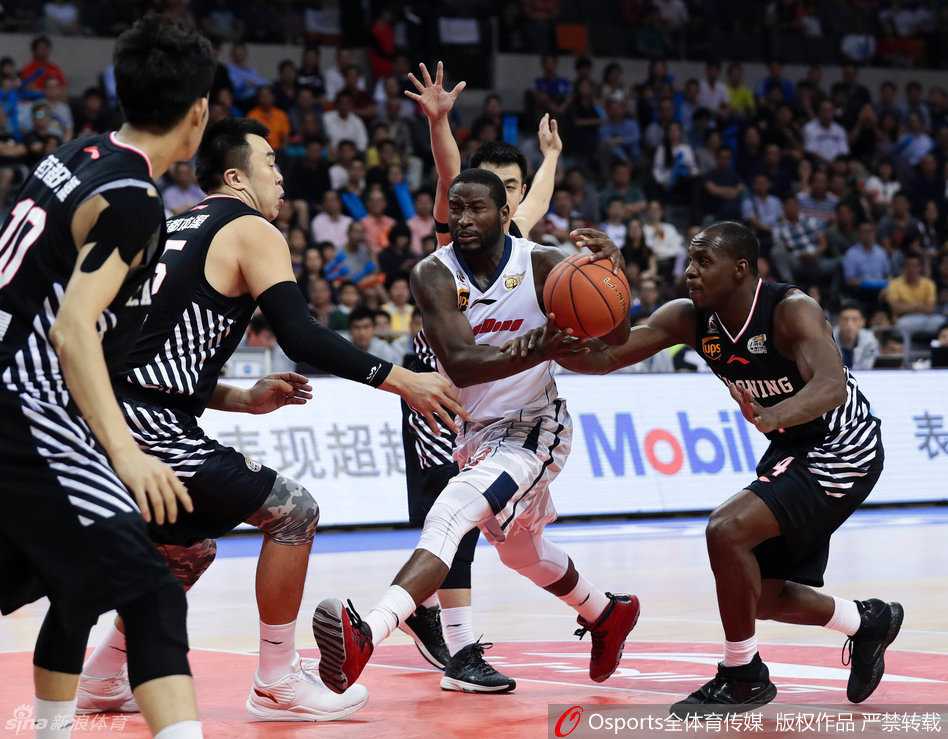 内线争锋,华南虎憾失总决赛门票 韩德君在广东队多人围堵下,用强壮的身体死死护住篮球,犹如磐石般稳固,等待队友接应。