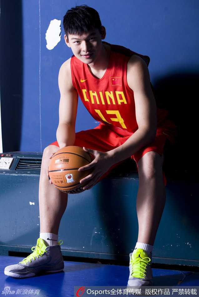 内线脊梁的加冕礼:从福州少年到中国男篮新核王哲林的奋斗之路 夺冠后,王哲林与队友们围在一起激情庆祝,脸上洋溢着胜利的喜悦,这一刻是属于他和团队的荣耀。