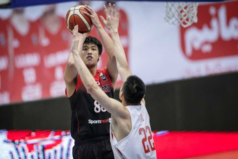 邹雨宸犹如神兵天降，以一记势大力沉的单手劈扣终结进攻，这记火锅般的封盖让对手目瞪口呆。