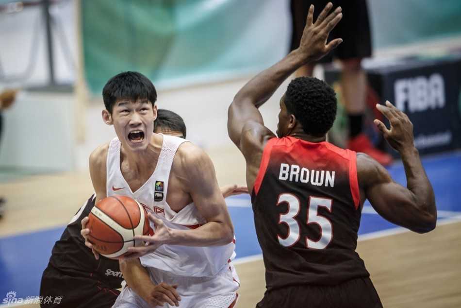 冷血射手原帅在三分线外张弓搭箭，面对扑防的对手，眼神中充满自信，准备给予致命一击。