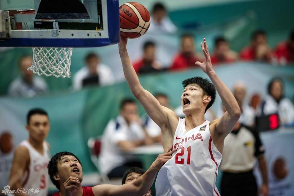 胡金秋在激烈的篮下对抗中，利用强壮的身体卡住有利位置，强硬地摘下前场篮板。