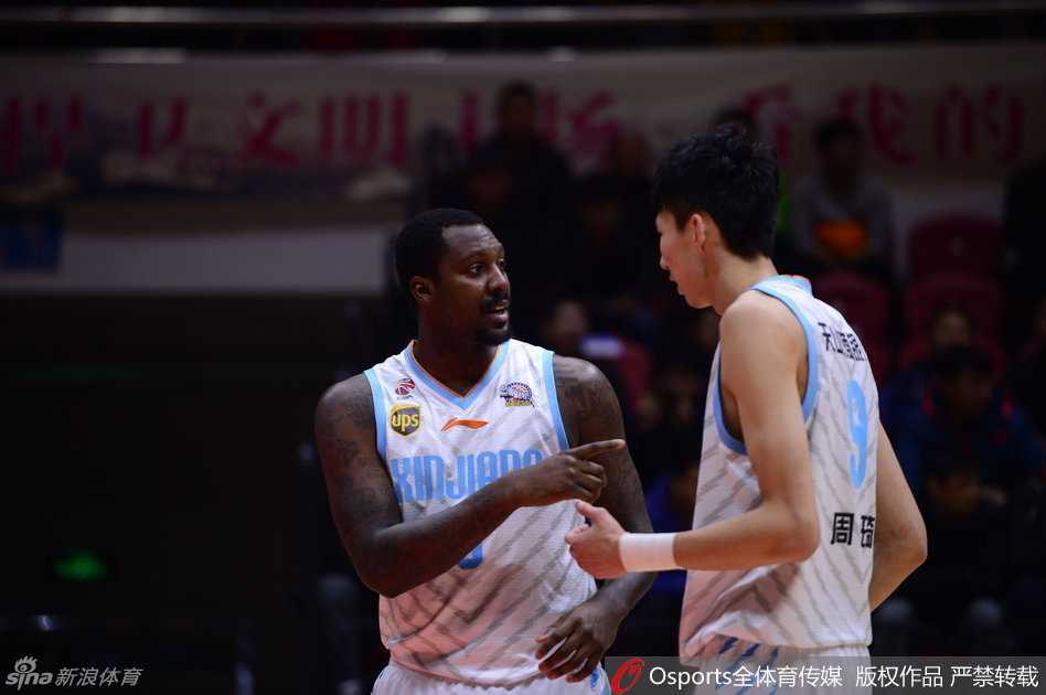 内线霸主与尖刀对攻:回顾CBA那些年的经典宿敌对决 新疆队外援布拉切对裁判的一次吹罚感到难以置信,他愤怒地摊开双手大声质疑,脸上写满了不甘与不解,队友赶忙上前劝阻。