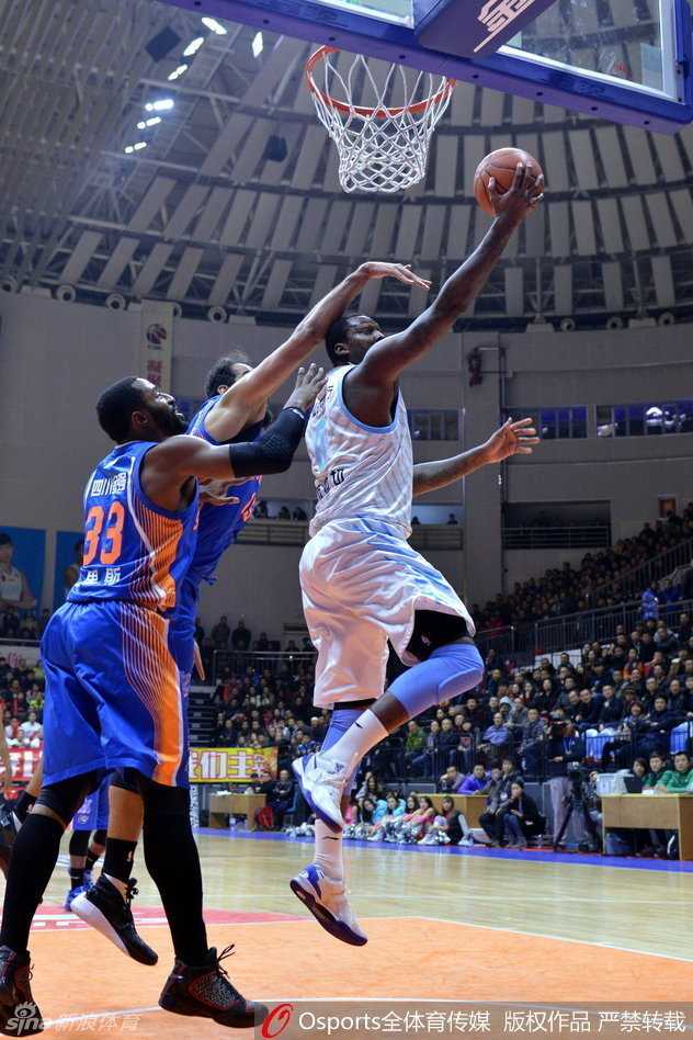 内线霸主与尖刀对攻:回顾CBA那些年的经典宿敌对决 古德洛克在防守失位后并未放弃,他奋力跃起,赶在所有人之前将弹框而出的篮球轻轻一点,补入网窝,展现出极佳的二次反应能力。