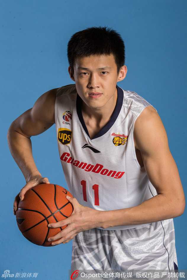 主教练杜锋在暂停期间，弯腰大声地向以董瀚麟为首的年轻内线们强调防守位置，严厉中饱含期望。