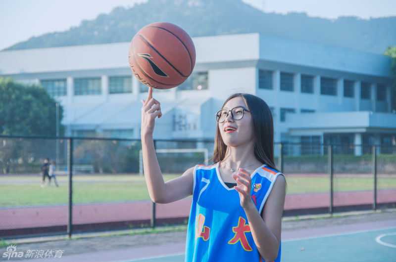 再见少年感:汕大晴子任丹妮的篮球与光影诗 任丹妮身着简约白T站在绿荫树下,清新甜美的微笑如同校园里的一阵清风,让人瞬间回到那个单纯的篮球夏天。